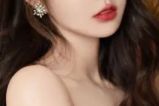 IU与边佑锡在《完美王冠》片场练习华尔兹与吻戏的趣味花絮！