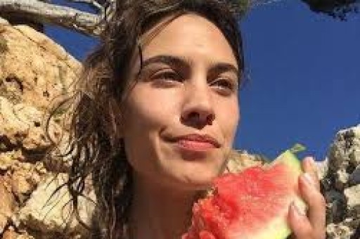 杨幂穿黄色吊带礼裙拍戏花絮曝光优雅明媚状态拉满！